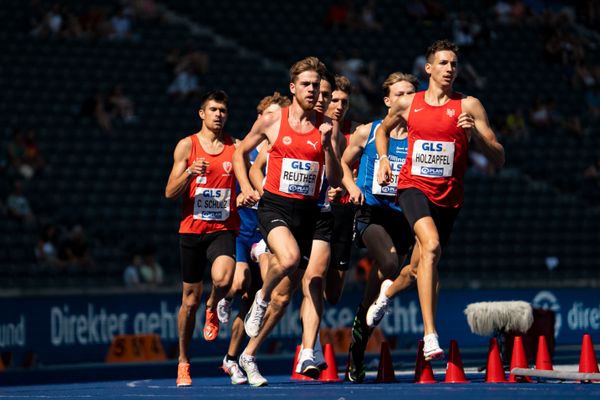 Marc Reuther (Eintracht Frankfurt e.V.), Tim Holzapfel (Unterlaender LG) im 800m Finale waehrend der deutschen Leichtathletik-Meisterschaften im Olympiastadion am 26.06.2022 in Berlin